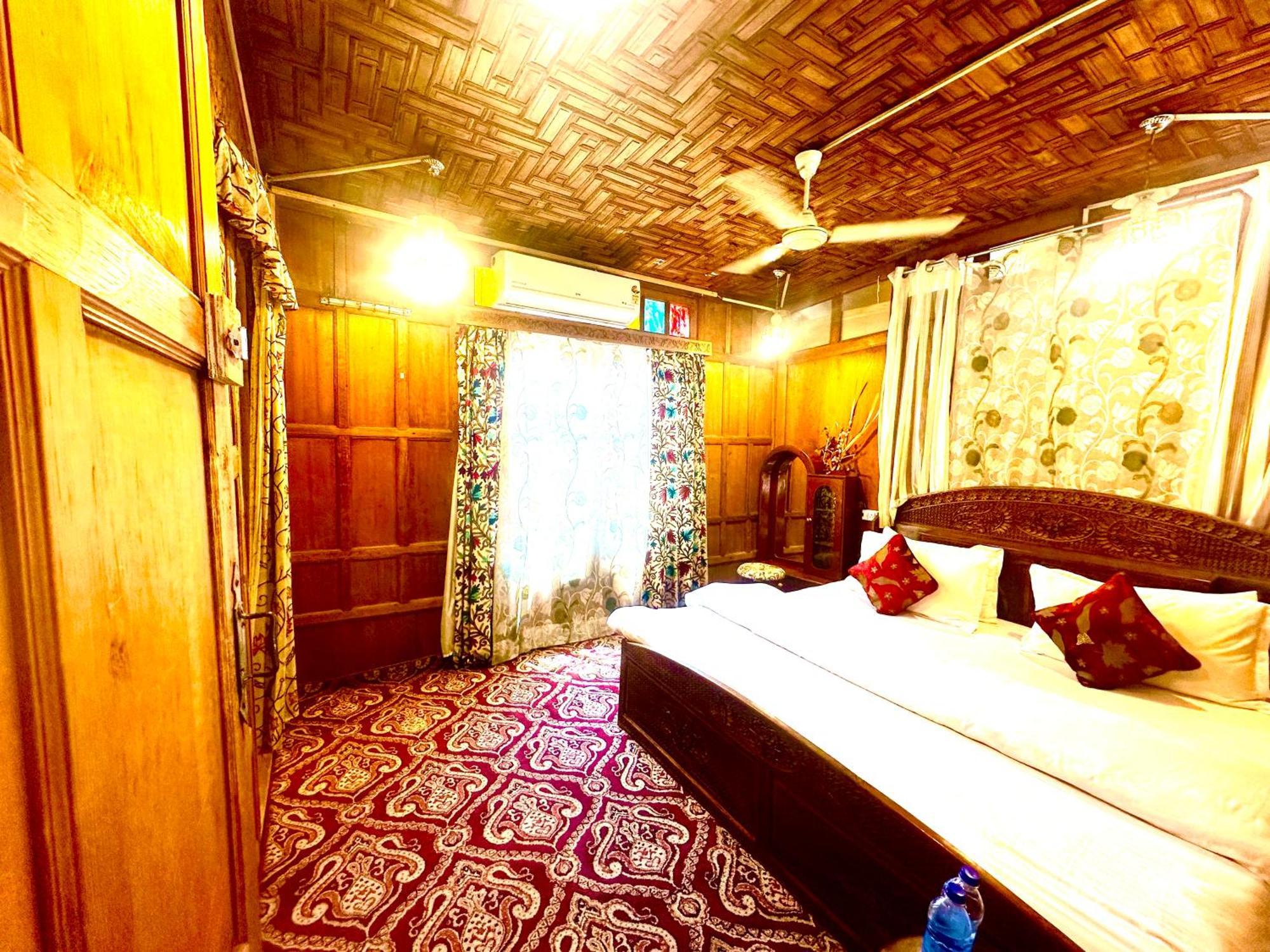 Lake Palace Group Of House Boats Srīnagar Dış mekan fotoğraf